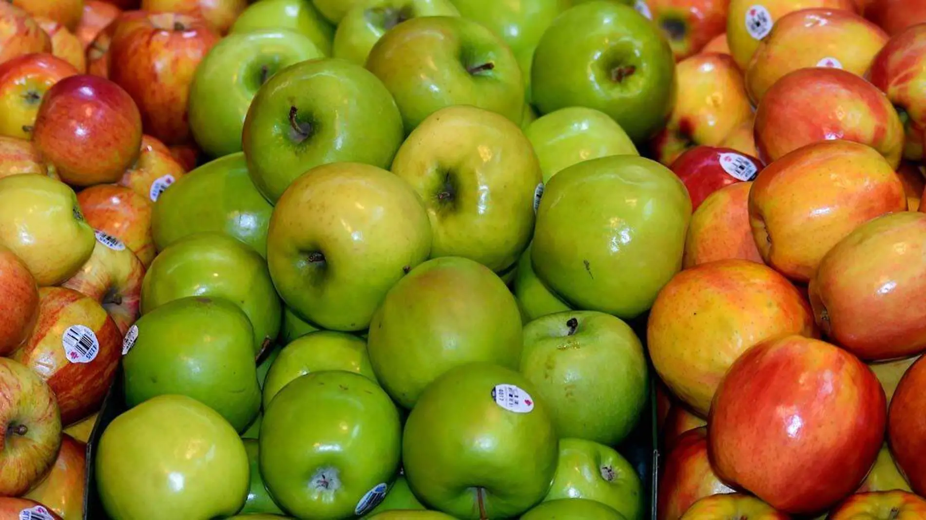 Seguro eres de los que al comerse una jugosa manzana o degustar un delicioso durazno le quitas la calcomanía